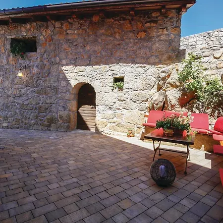 Casa vacanze Amazing In With Heated Swimming Pool