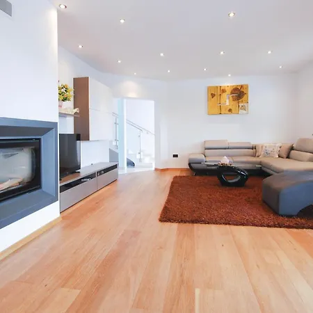Casa vacanze Amazing In With Heated Swimming Pool