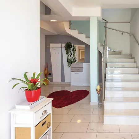 Casa vacanze Amazing In With Heated Swimming Pool *