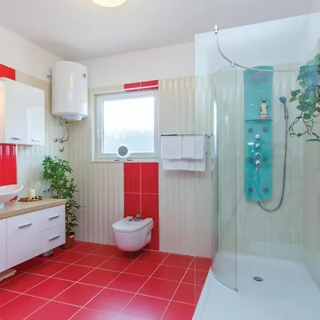 Amazing Home In Icici With Heated Swimming Pool