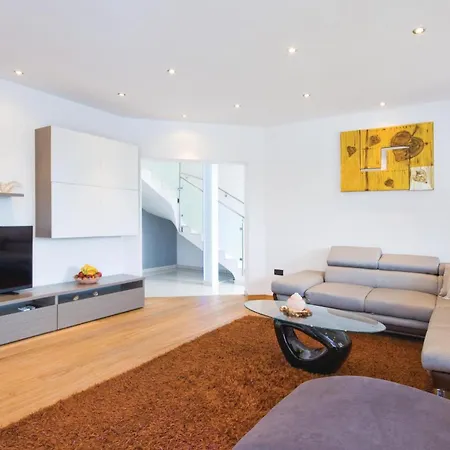 Amazing Home In Icici With Heated Swimming Pool